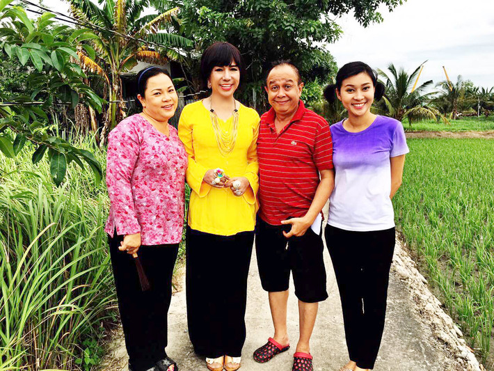 Trong chương trình, Long Nhật cùng các nghệ sĩ NSƯT Thanh Nam, NSƯT Việt Anh, Phi Phụng và một số nghệ sĩ khác mang đến cho khán giả câu chuyện hài hước vui nhộn, những tình huống bất ngờ cười ra nước mắt.