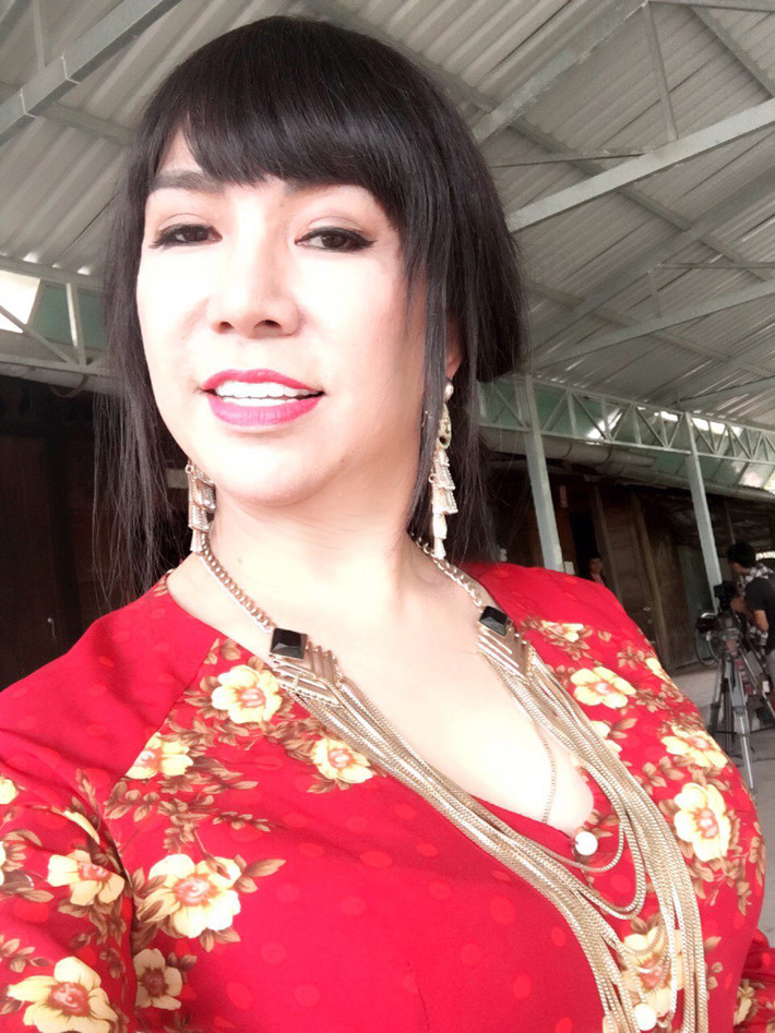 Ca sĩ Long Nhật được khán giả yêu mến không chỉ bởi chất giọng ngọt ngào khi anh thể hiện các ca khúc quê hương, mà anh còn được khán giả biết đến với cái tên “bà Tám showbiz” cùng biệt tài giả gái vô cùng duyên dáng.