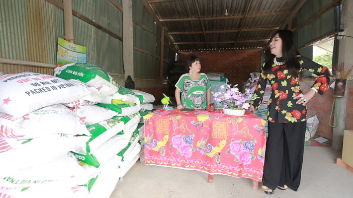 Bên cạnh đó, họ cũng truyền tải những kiến thức bổ ích cho bà con nông dân khi triển khai cánh đồng mơ ước, hướng dẫn bà con việc sử dụng phân bón cũng như thuốc trừ sâu 1 cách hiệu quả để mang đến những hạt gạo sạch, những sản phẩm nông nghiệp tốt.