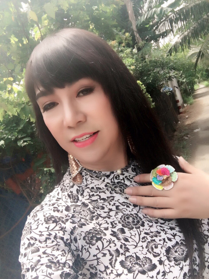 Dù ở tuổi 49 nhưng ca sĩ Long Nhật vẫn duyên dáng, gợi cảm khi hóa thân thành các nhân vật nữ.