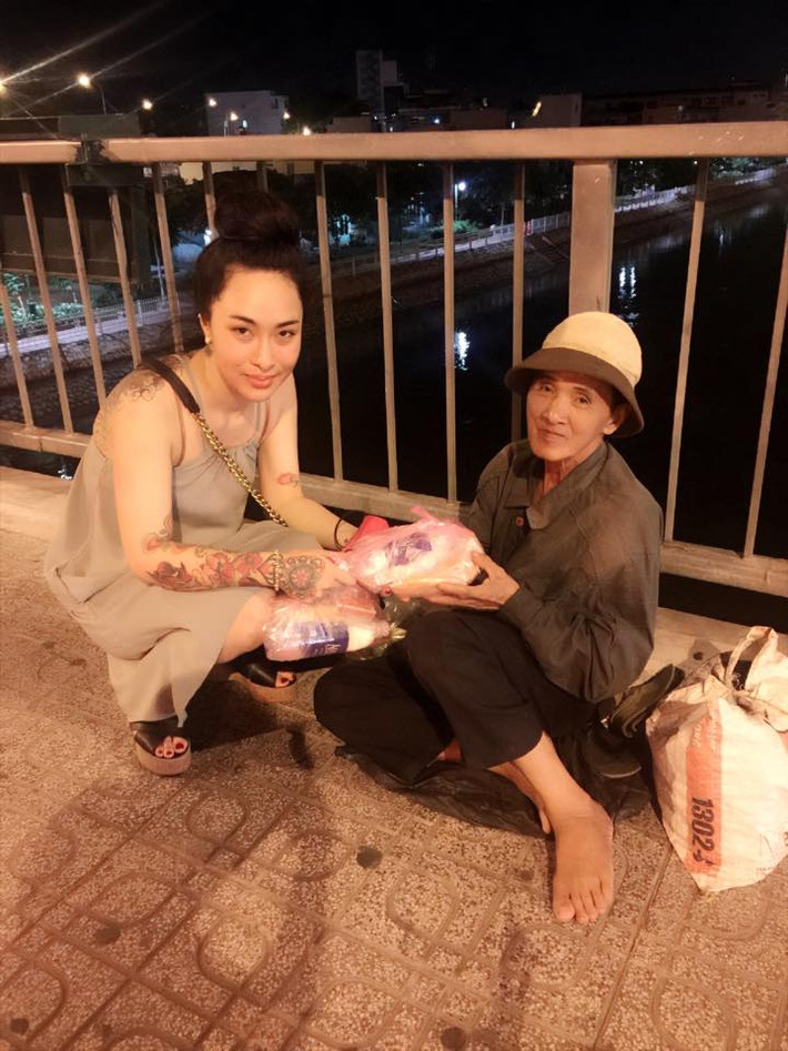Cho đến thời điểm hiện tại, cô nàng xăm trổ Xuân Hương đã có hơn 300 nghìn người theo dõi. Cô nàng tự nhận mình là "hot Face" và từng khoe "đi đâu cũng bị nhận dạng". Ngoài đăng tải những clip gây sốc, Xuân Hương sử dụng trang cá nhân của mình để bán hàng online, do đó những clip câu like, lượt chia sẻ của cô bị khá nhiều người cho là chỉ để phục vụ mục đích tìm thêm khách hàng mua những sản phẩm mà cô bán trên mạng.