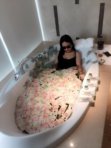 Như cách đây không lâu dân mạng đã từng bị thanh niên có tên Nguyễn Tiến - nổi tiếng với những chiêu trò "nói là làm" dắt mũi. Nguyễn Tiến câu một số lượng like lớn, hứa sẽ "nhảy lầu 4 tòa nhà Bitexco" nhưng sau đó khi đủ like, thanh niên này đã quay clip đứng trên tầng 4 tòa nhà Bitexco và... nhảy múa. Dựa vào đây, một bộ phận dân mạng dự đoán Xuân Hương có thể sẽ áp dụng một cách thức tương tự như đốt mô hình xe SH hoặc đập mô hình xe Audi... miễn sao cách mô tả hành động đó giống với câu nói mà Xuân Hương sử dụng trước đó.