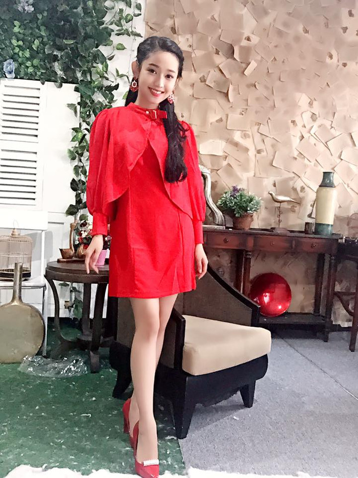 Quả thật, lần sửa răng mới đây đã tạo ra hiệu quả rất lớn. Xem những hình ảnh mới của hot girl Cà Mau Thúy Vi, có thể dễ dàng nhận thấy tổng thể khuôn mặt của cô đã xinh đẹp và “sang chảnh” hơn rất nhiều so với trước đây.