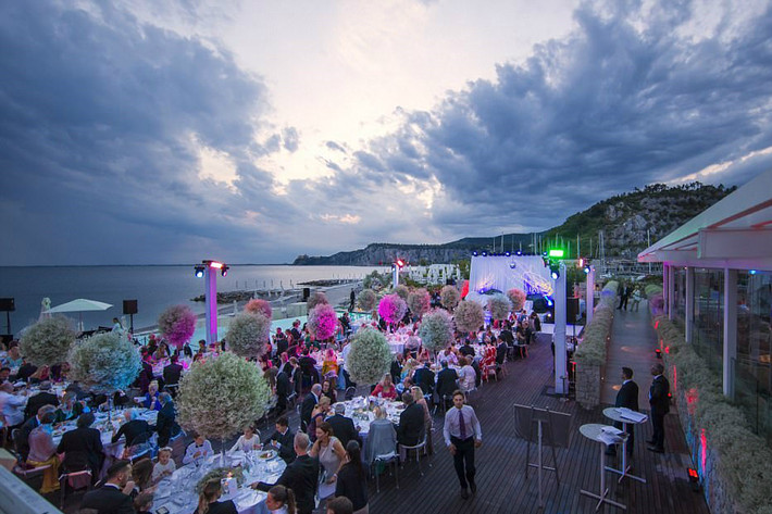 Sau hôn lễ tại nhà thờ, quan khách được chiêu đãi tiệc rượu tại nhà hàng Maxi’s Restaurant Portopiccolo lúc 8h tối. Địa điểm này cũng được trang hoàng bằng hàng nghìn viên pha lê Swarovski lấp lánh.