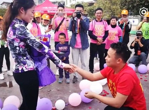 Được biết, khi chạy tới đích, bắt gặp cảnh tượng Triệu Á ôm bó hoa hồng gồm 11 bông, đứng bên cạnh 11 người bạn thân thiết, tượng trưng cho tình yêu trước sau như một của hai người và quỳ xuống cầu hôn, cô bạn gái đã không kìm được xúc động.