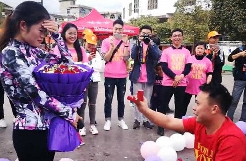 Sau khi nghe lời cầu hôn chân thành của Triệu Á, cô đã gật đầu đồng ý trong tiếng hò reo chúc phúc của mọi người xung quanh.