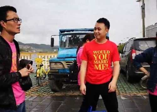 Với sự giúp đỡ của mọi người, Triệu Á lên kế hoạch, chuẩn bị từng chút một. Theo kế hoạch, Triệu Á dùng phương tiện di chuyển thẳng đến đích trước, sau đó chuẩn bị một màn cầu hôn lãng mạn. Đợi bạn gái chạy đến đích sẽ bất ngờ quỳ xuống cầu hôn, khiến cô cảm động. Chẳng ngờ, sau khi Triệu Á chuẩn bị xong xuôi, đứng ngồi không yên chờ đợi bạn gái chạy đến đích thì càng đợi, bạn gái của anh chàng càng mất tăm mất tích.