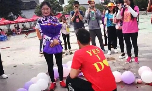 Mới đây, tại Kiềm Nam, Quý Châu, Trung Quốc đã diễn ra một màn cầu hôn gây xôn xao dư luận. Không phải do màn cầu hôn quá hoành tráng, cầu kỳ hay xa xỉ, cũng không phải màn cầu hôn gây sốc bằng hàng loạt điện thoại iPhone đời mới nhất. Đơn giản, màn cầu hôn này gây xôn xao dư luận bởi sau khi chàng trai chuẩn bị hoàn tất, cô gái nhân vật chính không xuất hiện do... mù đường. Theo thông tin đăng tải, chàng trai trẻ tên Triệu Á vốn định trong ngày hai người tham dự một cuộc thi chạy marathon để cầu hôn bạn gái, mong rằng bạn gái sẽ nhớ mãi khoảnh khắc đặc biệt này của hai người.