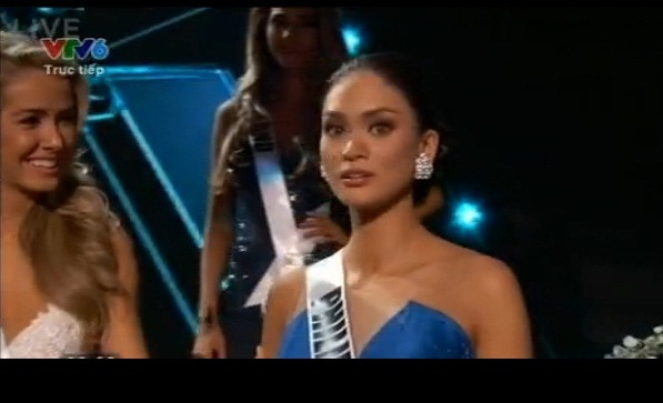 Khuôn mặt lộ rõ vẻ bối rối, ngỡ ngàng của người đẹp Philippines khi biết chương trình đã trao nhầm vương miện. Sự cố này trở thành chủ đề bàn tán không ngừng của khán giả khắp nơi trên thế giới, cư dân mạng ngay sau chung kết Miss Universe. Nhiều người cho rằng sai sót này thật ngớ ngẩn và nực cười.