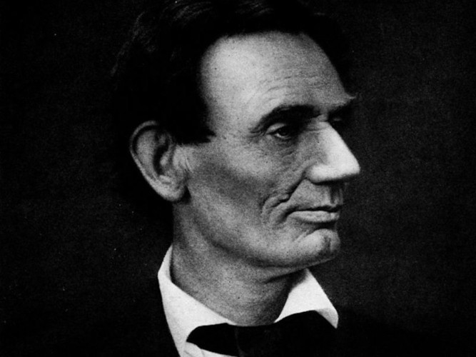 Theo các lời đồn đại, Tổng thống Lincoln thường xuất hiện tại Phòng ngủ Lincoln và Phòng Bầu dục vàng khi ông cho rằng đất nước đang gặp lâm nguy.