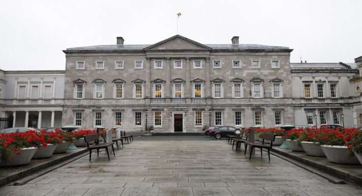 Kiến trúc sư người Ireland James Hoban được cho là người đã thiết kế Nhà Trắng sau khi giành chiến thắng từ một cuộc thi trên báo với bản thiết kế được lấy cảm hứng từ Tòa nhà Quốc hội của Ireland ở Dublin.