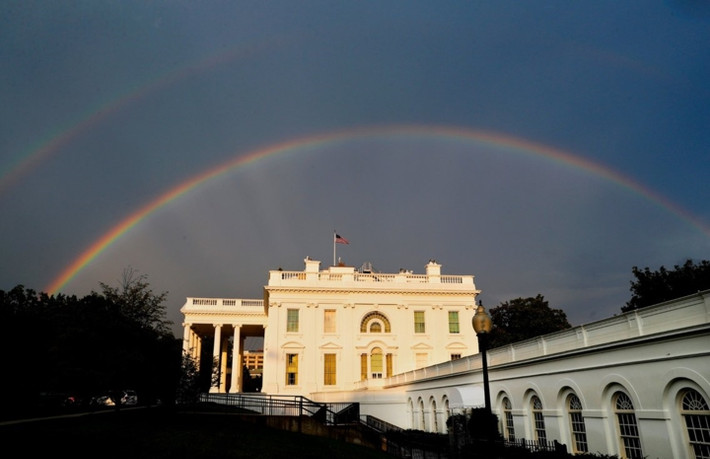 Tuy nhiên, Tổng thống Trump lại có vẻ thích tận hưởng cuộc sống ở Nhà Trắng hơn những người tiền nhiệm khi cho rằng: "Mọi người không hiểu về vẻ đẹp của Nhà Trắng. Một vẻ đẹp thực sự của nơi này". Trong ảnh là cầu vông đôi hiếm gặp ở Nhà Trắng sau một trận mưa./.