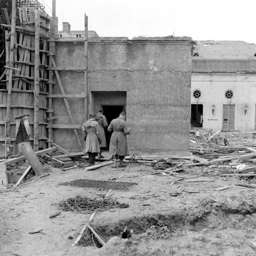 Cảnh tượng bên trong khu vườn của tòa nhà Reich Chancellery tại Berlin năm 1945.