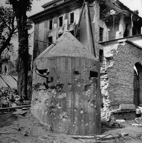 Bên trong một chòi canh gác bị đạn bắn phá bên ngoài boongke của Hitler.