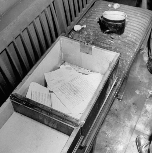 Những tờ giấy - chủ yếu là các tin tức ngày 29/4/1945 - một ngày trước khi Hitler và Eva Bruan tự kết liễu đời mình, bên trong boongke của Hitler.