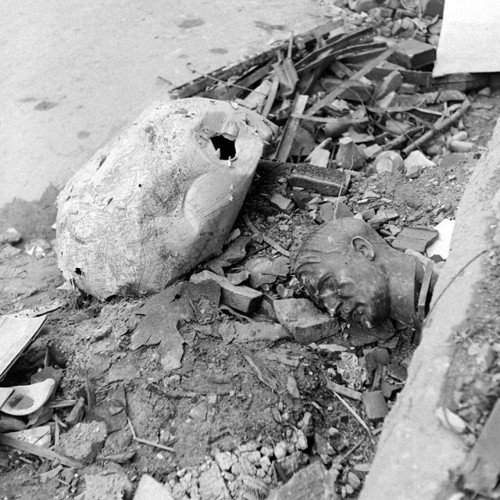 Một hình ảnh mang đậm tính biểu tượng cho những gì diễn ra ở Berlin năm 1945 khi một mô hình quả địa cầu và bức tượng của Hitler nằm giữa đống đổ nát bên ngoài tòa nhà Reich Chancellery./.