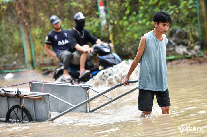 Theo người dân sinh sống cạnh đây, quãng ngập này đã kéo dài 5 ngày nay, nước rút rất chậm.