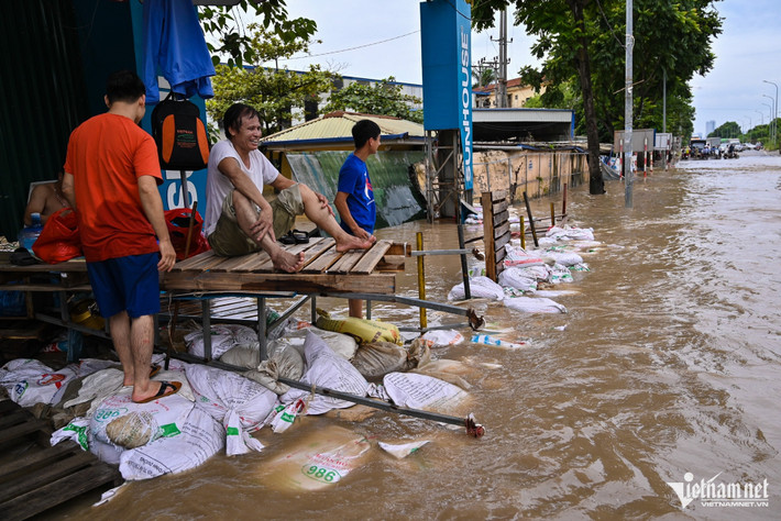"Nước rút rất chậm, đặt biệt là các nhà xưởng vùng trũng nên dồn tích nước. Tình hình này phải thêm vài hôm nữa mới đỡ được", người đàn ông áo trắng nhận định.
