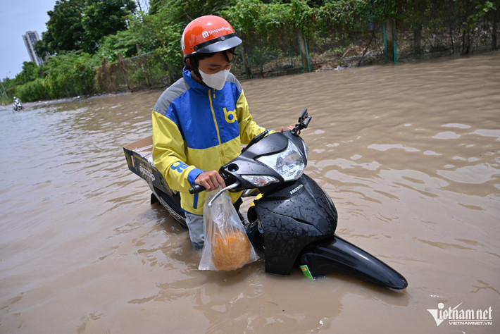 Trong sáng nay, rất nhiều thanh niên cố nổ máy tăng ga để phóng qua đoạn ngập. Tuy nhiên. tất cả đều chết máy giữa chừng.