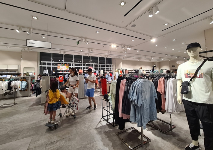 Khu vực thời trang giành cho nam giới cũng lẻ tẻ vài vị khách.
