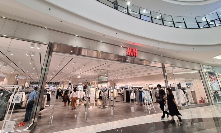 Tối ngày 2/4, làn sóng tẩy chay H&M, hãng thời trang Thụy Điển nhanh chóng phủ sóng khắp các trang mạng xã hội Việt Nam sau thông tin "thay đổi bản đồ online" theo yêu cầu của Trung Quốc.