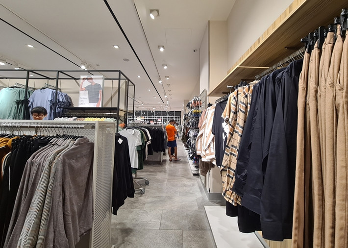 Hình ảnh buồn đến nao lòng tại store H&M ở Hà Đông.