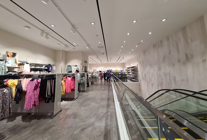 Trước làn sóng tẩy chay dữ dội, store H&M ở Hà Đông (Hà Nội) ảm đạm khách hàng.