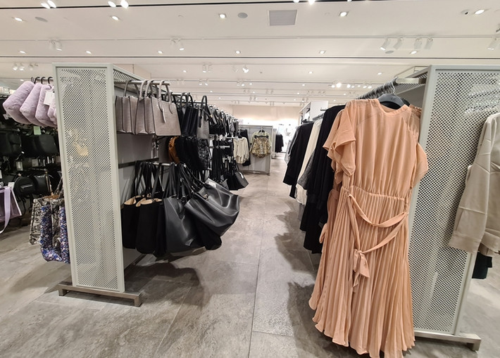Nhiều lối đi lại bên trong store H&M ở Hà Đông gần như không thấy có khách hàng.