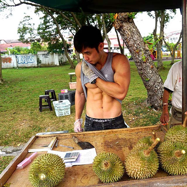 Rất nhiều cô gái trẻ, thậm chí cả những người phụ nữ trung tuổi cũng bị anh chàng hot boy bán sầu riêng thu hút. Họ đến quầy bán sầu riêng trên phố, mua hàng và thích thú ngắm nhìn anh chàng cao to, lực lưỡng làm việc. Theo tìm hiểu chàng "hoàng tử sầu riêng" tên thật là Jordan Yeoh, nghề nghiệp chính của anh là huấn luyện viên thể hình.