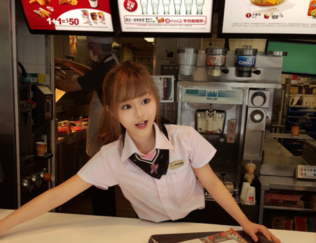 "Nữ thần bán bánh McDonald" là biệt danh mà cư dân mạng Trung Quốc dành cho cô gái trẻ có tên Wei Han Xu. Hot girl bán bánh này sở hữu vẻ đẹp trong veo ẩn sau bộ đồng phục khiến các vị khách ở Đài Loan (Trung Quốc) và cư dân mạng không khỏi rời mắt.