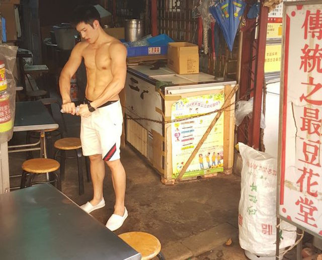 Nổi tiếng chỉ sau một đẹp, anh chàng người mẫu nghiệp dư kiêm hot boy bán tào phớ tên Dị Thiên Thần có bước ngoặt lớn trong công việc, sự nghiệp của mình. Tình cờ được bắt gặp cởi trần bán tào phớ, đậu phụ trong chợ, anh chàng đã hút một số lượng khách lớn cho quầy hàng của mình, sau đó còn được một số đơn vị tuyển dụng người mẫu để mắt tới.