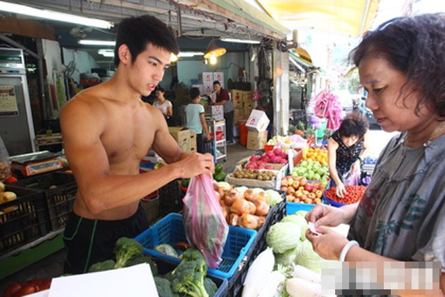 Wang Xianghong là hot boy bán rau củ nổi tiếng trên mạng xã hội Trung Quốc. Khuôn mặt bảnh trai, thân hình săn chắc, vạm vỡ là điểm mạnh khiến anh chàng này luôn hấp dẫn nhiều chị em, bạn nữ trẻ tuổi đến quầy rau trong chợ của mình.