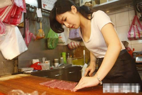 Hot girl bán hàng trở thành hiện tượng mạng quốc tế nổi tiếng nhất trong năm 2015 chắc chắn là "Công chúa bán thịt lợn" Trương Thái Tiệp. Năm nay 25 tuổi, là một cử nhân Triết học của Đại học Fu Jen Catholic nhưng Trương Thái Tiệp lại trở về, phụ giúp gia đình bán thịt lợn, kiếm tiền hàng ngày.