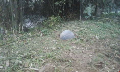 Khoảng 6h30 sáng ngày 2/1, người dân thuộc khu vực thôn Nà Giang, xã Tân Mỹ, huyện Chiêm Hóa (Tuyên Quang) nghe thấy tiếng nổ lớn, sau đó một vật thể lạ rơi xuống khu đất trống gần bờ suối thuộc thôn Nà Giàng. Ảnh dùng trong bài: Báo Yên Bái/FB/IE.