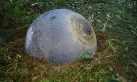 Theo quan sát, vật thể lạ có hình cầu, đường kính 80 – 100cm trông giống như bom bi, vỏ bằng kim loại có núm ở hai đầu.