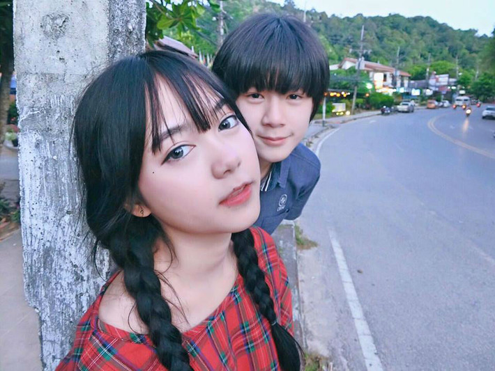 Tance Chakrattrai và Pornsawan Phusua hiện đều đang là học sinh trung học ở Thái Lan. Qua những bức ảnh cặp đôi tuổi teen này chia sẻ trên trang cá nhân, có thể thấy dù chưa đến tuổi kết hôn nhưng họ đã quấn quýt, thể hiện tình cảm chẳng thua kém các cặp vợ chồng trẻ, các đôi trai gái ở lứa tuổi thanh niên.
