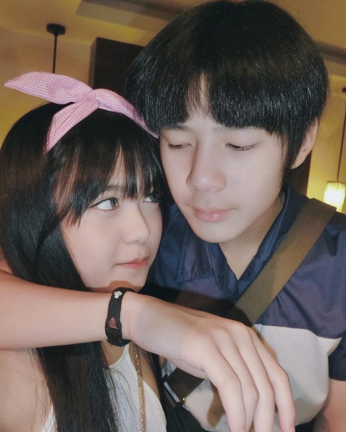 Tuy nhiên, trước vô số những bức ảnh chụp lại những khoảnh khắc ngọt ngào của cặp đôi, vẫn có không ít cư dân mạng bày tỏ ý kiến trái chiều. Họ tự nhận bản thân không hề "GATO" trước những hình ảnh hạnh phúc đó và cho rằng cặp đôi này quá "dính" nhau khi tuổi còn quá nhỏ là điều không nên.