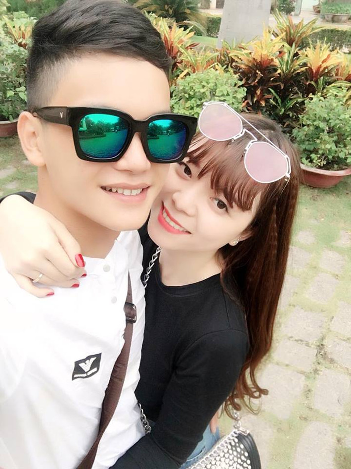 Nhận được món quà từ chồng, Minh Huyền vô cùng hạnh phúc, ngay sau đó cô đã đăng tải clip chồng đập lợn đất lên trang cá nhân và nhận được hàng trăm bình luận chúc mừng của bạn bè, người thân. Khi biết số tiền đó là do Tùng Lâm tiết kiệm chi tiêu thường ngày cô lại càng xúc động hơn. Cô vợ 9X tâm sự, chồng mình vốn không phải là người lãng mạn nhưng cực kỳ thương và yêu chiều vợ.