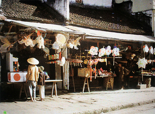 Những chiếc đèn lồng rực rỡ sắc màu.