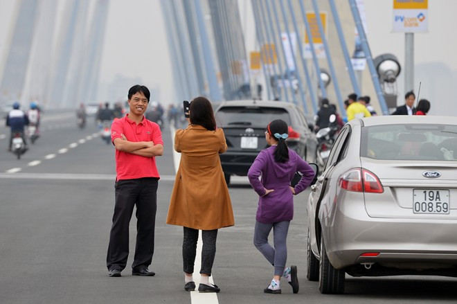 Không chỉ là người dân ở các xã Vĩnh Ngọc, Nam Hồng gần đó mà còn có cả những người đi xe biển Phú Thọ về tham quan.
