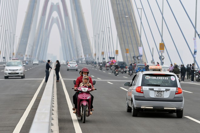Một phụ nữ chở hai trẻ em sau khi xong việc không vòng ra cuối cầu ở nội đô quay đầu mà đi ngược chiều để trở về.
