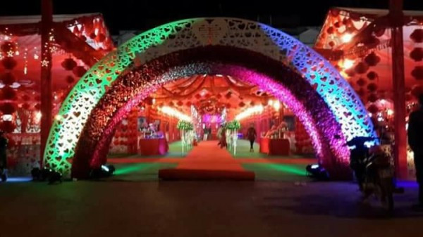 Dựa vào những hình ảnh đang thu hút số lượng người xem lớn trên các fanpage nổi tiếng 2 ngày gần đây, có thể thấy đám cưới này được được cho là tổ chức trong không gian của Nhà văn hóa tỉnh Bắc Kạn. Phần cổng chào được thiết kế dạng mái vòm, trang trí bằng vô số hình trái tim thực sự hoành tráng và ấn tượng. Phông nền đám cưới tràn ngập một màu đỏ rực rỡ, trang trí thêm bằng vô số đèn, hoa tạo ra cảnh tượng lung linh về đêm.