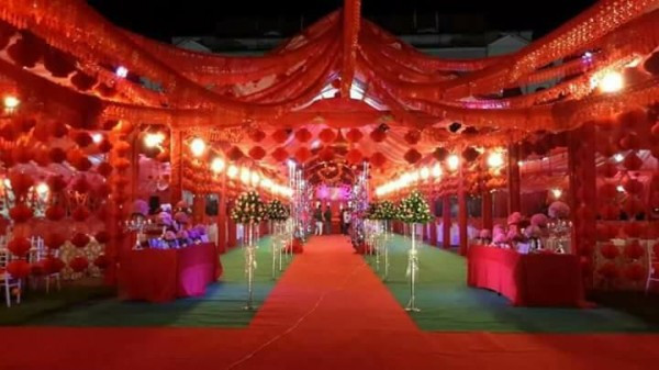 Lối dẫn vào lễ đường được trải thảm đỏ, xung quanh và phía bên trên là những cột hoa, đèn lồng, đèn điện rực rỡ sắc màu khiến người xem ảnh liên tưởng đến những lễ thành hôn trong các bộ phim cổ trang của Trung Quốc. Không chỉ gây ấn tượng bằng cách trang trí, đám cưới khủng ở Bắc Kạn này còn gây choáng bởi những thông tin liên quan đến số lượng khách mời, số mâm cỗ và thời gian diễn ra.