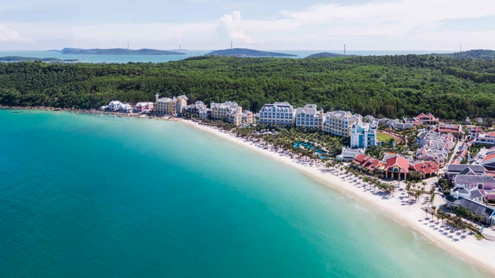 Địa điểm du lịch này cách TP.HCM khoảng 500 km. Chỉ mất chưa đầy 50 phút bay từ TP.HCM đã tới sân bay quốc tế Phú Quốc ở xã Dương Tơ thuộc thị trấn Dương Đông, thủ phủ của huyện đảo.