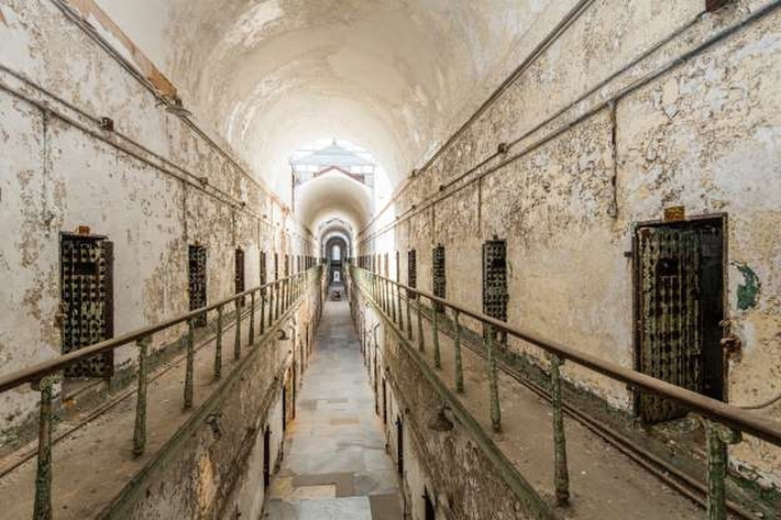 Nhà tù Eastern State Penitentiary ở Philadelphia, Pennsylvania, Mỹ. Nó được mở cửa vào năm 1820 và được coi là hình mẫu về giáo dục chứ không phải là trừng phạt. Tại nhà tù này các tù nhân bị giam giữ riêng lẻ.
