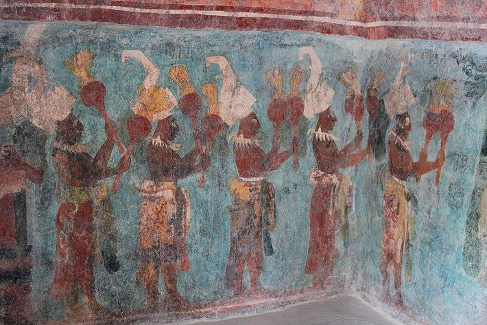 Đền thờ của những bức tranh tường, Bonampak, Mexico: Đền thờ tranh tường là tòa nhà dài hẹp với 3 phòng nằm trên một kim tự tháp. Các bức tường của cả 3 phòng đều được trang trí bằng những bức tranh tường tuyệt đẹp với nội dung kể về câu chuyện của các vị vua và hoàng hậu người Maya, những điệu múa dân gian, bài hát cũng như các cuộc chiến tranh của người Maya. Ảnh: Earthnworld.