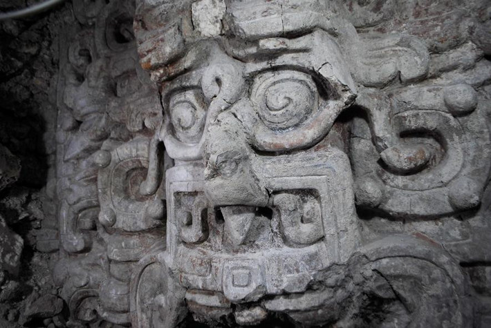 Đền thờ mặt trời đêm, El Zlotz, Guatemala: Mới đây, tại El Zlotz, gần kim tự tháp El Diablo, các nhà khảo cổ tìm thấy ngôi đền thờ thần Mặt Trời của người Maya. Nó có niên đại khoảng 1.600 năm tuổi, nằm trong khu rừng nguyên sinh, chứa đựng nhiều tác phẩm nghệ thuật cổ cùng mặt nạ của nhiều vị thần. Ảnh: Earthnworld.