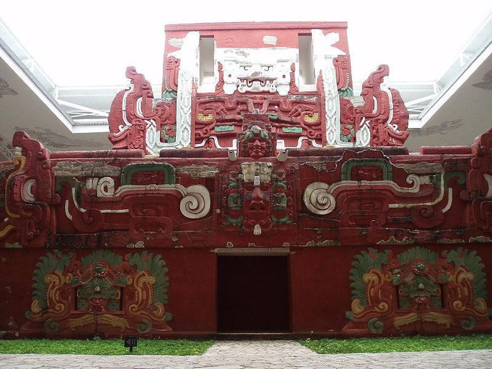 Đền Rosalila, Copan, Honduras: Đây là một trong những công trình được bảo tồn tốt nhất của người Maya, nằm ở thành phố cổ Copan, ở Honduras ngày nay. Người Maya cổ đại đã không phá bỏ Rosalila giống như đối với nhiều công trình khác. Đến nay, diện mạo của ngôi đền vẫn được giữ gìn và ngay cả màu sắc ban đầu của Rosalila cũng còn nguyên vẹn. Ảnh: Earthnworld.