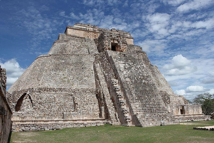 Kim tự tháp của Magician, Uxmal, Mexico: El Adivino hay còn gọi là kim tự tháp của Magician, là một trong những kim tự tháp nổi tiếng nhất Mexico, nằm tại trung tâm của Uxmal, ở bán đảo Yucatan. Uxmal có nghĩa là "được xây dựng ba lần", trong đó đề cập ba tầng của công trình, xây dựng theo hình elip và hình tròn. Ngôi đền kim tự tháp này là một trong những công trình hiện đại nhất của nền văn minh Maya và có ảnh hưởng lớn đến kiến trúc của các ngôi đền khác ở Uxmal. Ảnh: Earthnworld.