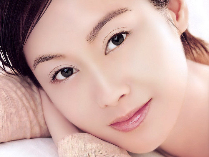 Lông mày trăng non: Người phụ nữ có lông mày trăng non là người phụ nữ thông tuệ, tinh tế. Đặc điểm của lông mày trăng non (còn gọi là Tân Nguyệt Mi) như sau: Lông mày phải mịn màng, không thô ráp. Chiều mọc xuôi, không bị tán xạ, phải rõ nét. Dáng mọc cong đều, hình thể thanh tao như trăng non. Chiều dài lông mày phải quá mắt. Người phụ nữ có lông mày hình trăng non thì cực kỳ tinh tế, để ý đến việc to, việc nhỏ, hành xử khéo léo, được công việc nhưng thuận lòng người. Chủ về thông tuệ, nghĩa là có hiểu biết, ham học hỏi trong cuộc sống hằng ngày.
